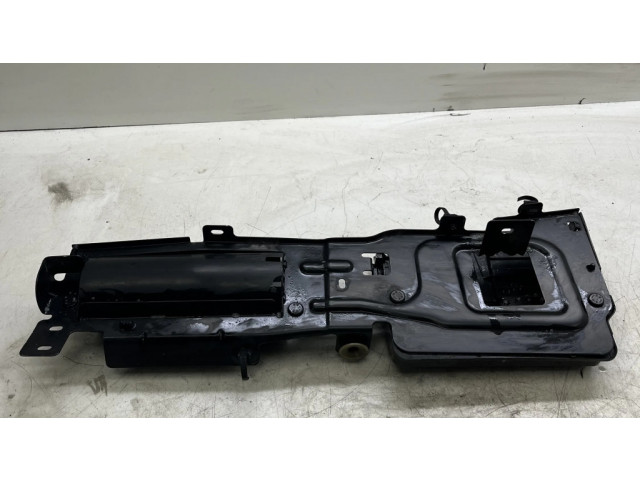 Другая деталь отсека двигателя