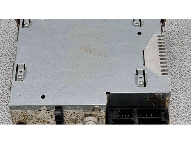 Радио/ проигрыватель CD/DVD / навигация