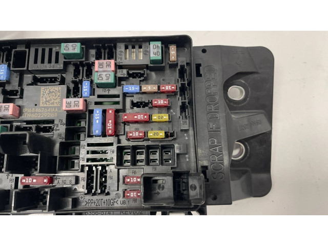 Pojistková skříňka 68467641AA Dodge RAM 2020