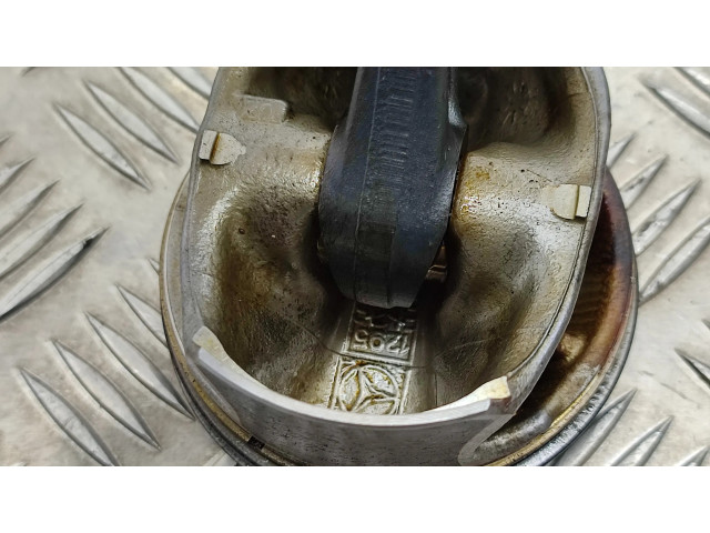 Píst Mercedes-Benz A W176 pro benzínový motor 1.6