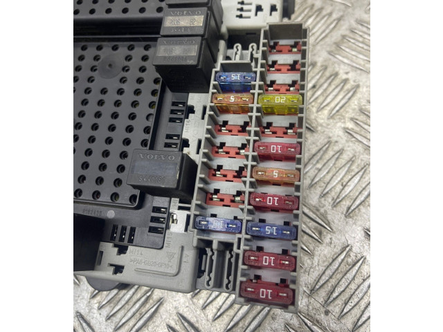 Блок предохранителей 9162316 Volvo V70