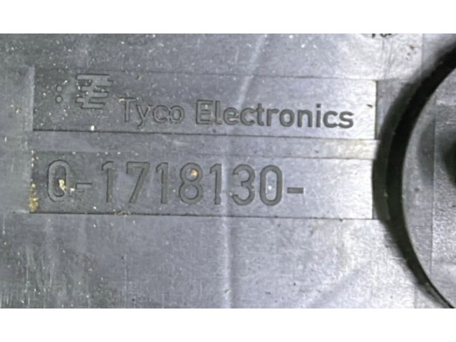   Pojistková skříňka 1K0937132F, 1K0937132G   Volkswagen Tiguan 2010