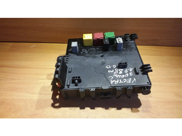 Блок предохранителей 13170888 Opel Vectra C