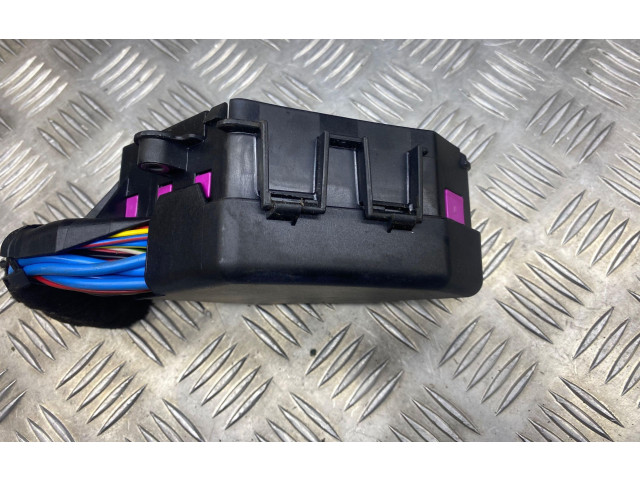 Блок предохранителей  8D1941824   Skoda Superb B5 (3U)    