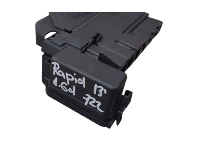 Блок предохранителей 6R0937550A Skoda Rapid (NH)