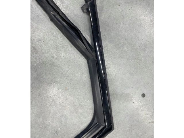 Уплотнительная резина (у стекла)    Audi A6 S6 C7 4G      