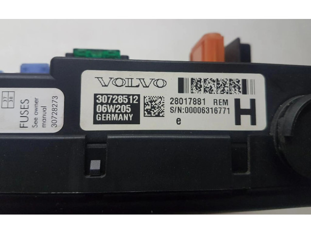 Блок предохранителей 30728512, A542 Volvo V70