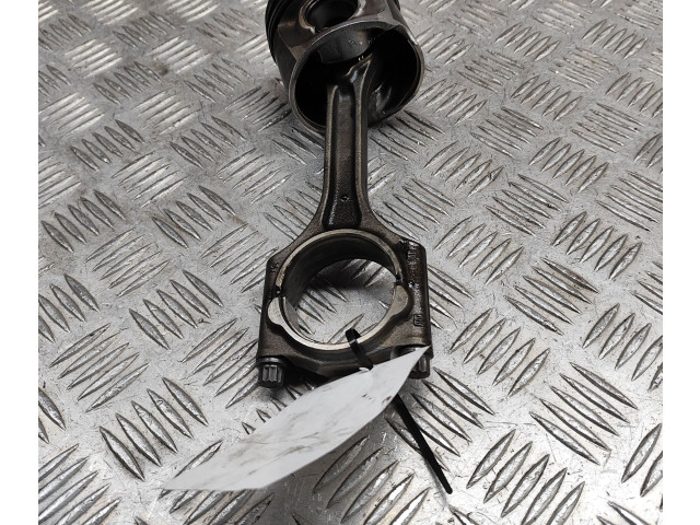  Поршень  31339777, 31401216  Volvo V60  