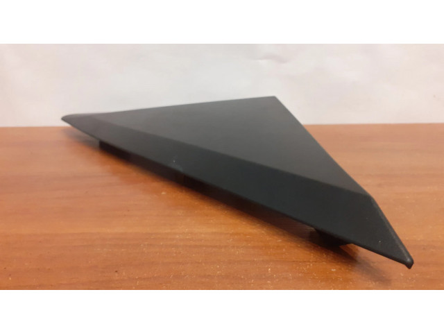 Другая деталь отделки пере́дней дверей