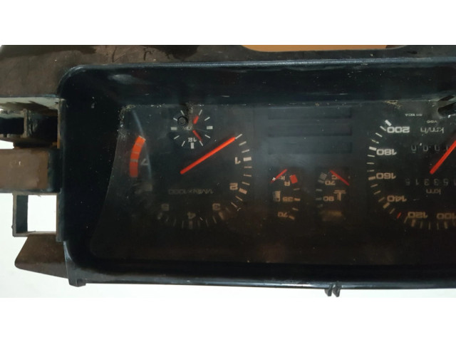 Панель приборов 81117185 Audi 80 90 B3