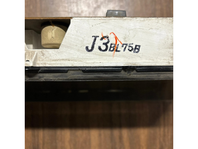 Přístrojová deska Mazda 323 1988 J3BL75B