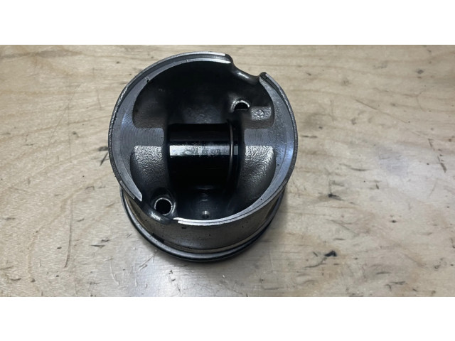 Píst 11257803033, 7803033 BMW 1 F20 F21 pro naftový motor 2.0