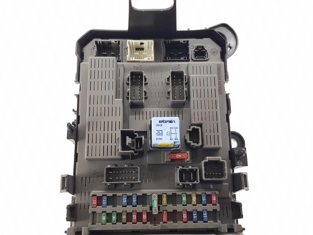 Блок предохранителей 96302, 00046100 Citroen C8