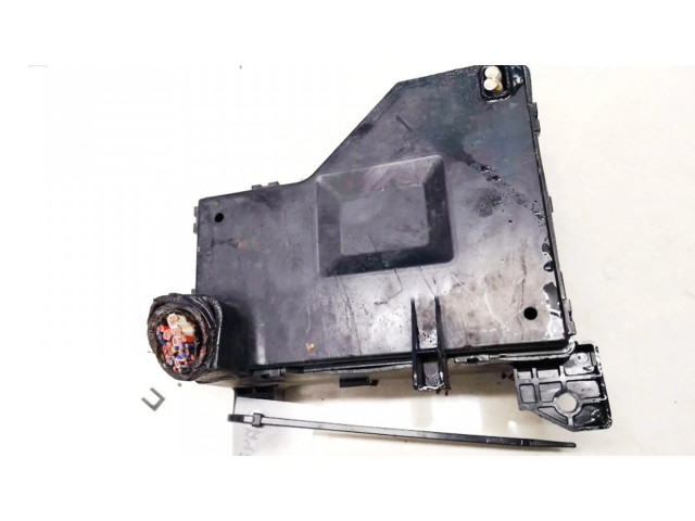 Блок предохранителей b213472 Mitsubishi Carisma