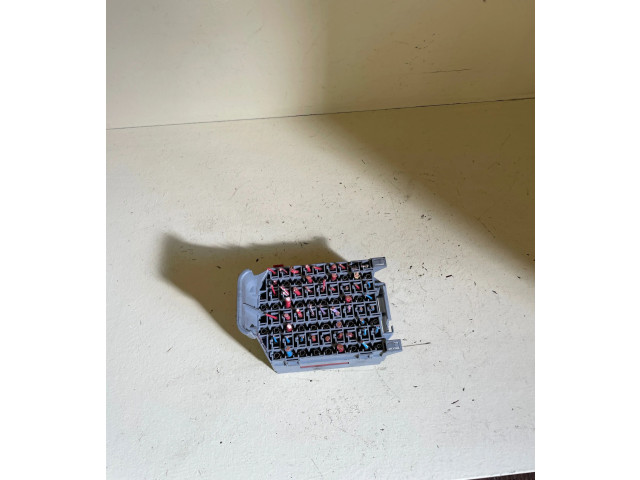 Блок предохранителей  9162439   Volvo V70    