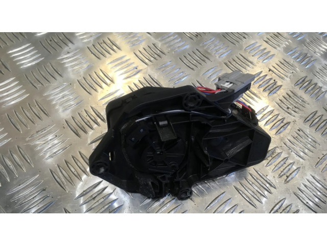 Притягиватель задней крышки