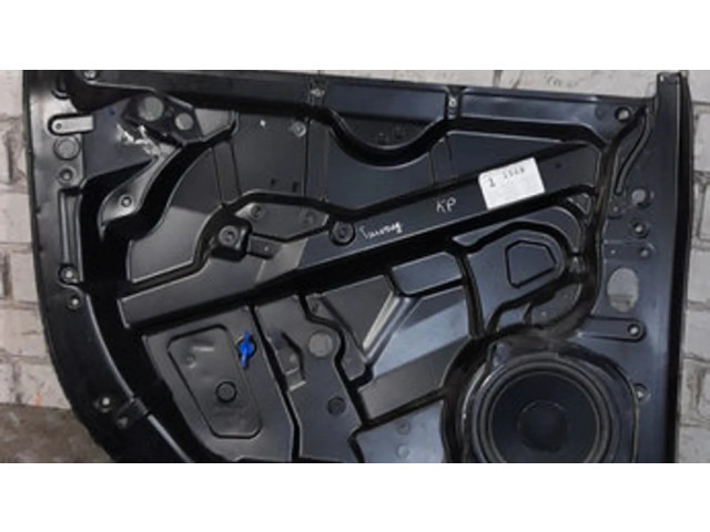 Другая деталь отделки пере́дней дверей