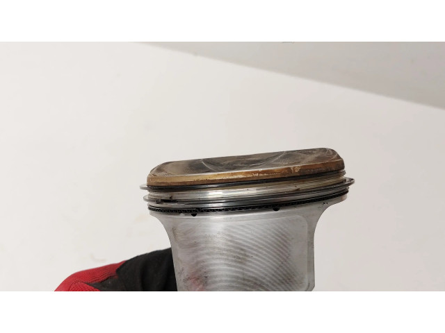 Píst 9A11031400R   Porsche Cayman 981  pro benzínový motor 3.4  