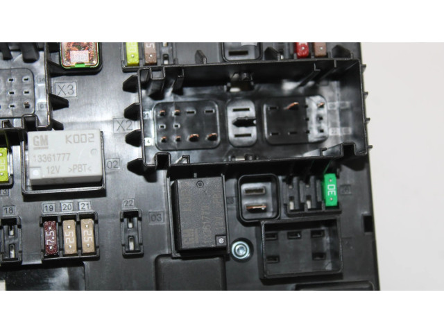 Pojistková skříňka Řídící jednotka BSM 13302301 Opel Astra H 2012