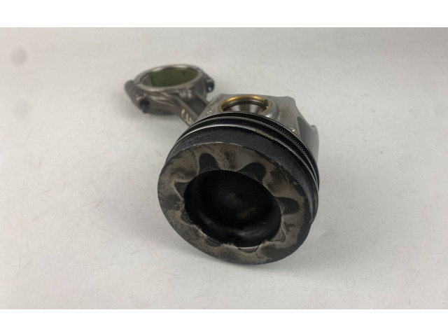  Поршень с шатуном  02604LA, 04LADE  Audi A3 S3 8V  