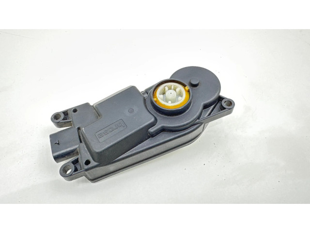 Электродвигатель воздушного дефлектора радиатора