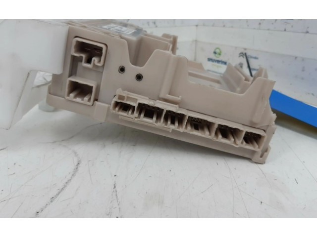 Блок предохранителей B000984080, 827300H030 Peugeot 108