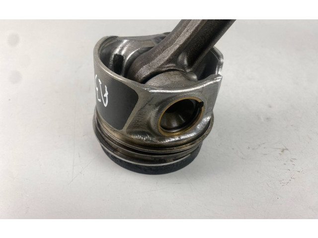  Поршень с шатуном  02604LA, 04LADE  Audi A3 S3 8V  