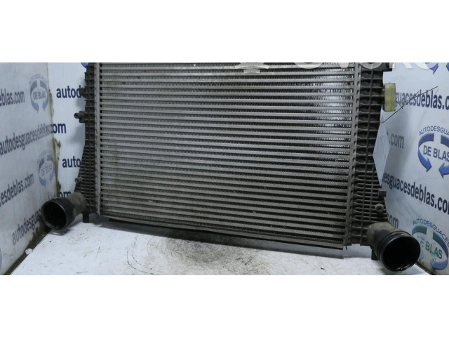 Радиатор интеркулера    Volkswagen Golf VI      