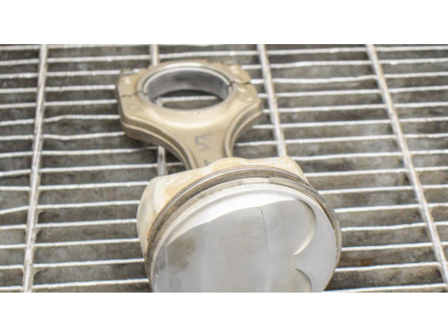 Píst 7838623, 7840918   BMW 5 E60 E61  pro benzínový motor 5.0 S85 B50 A 