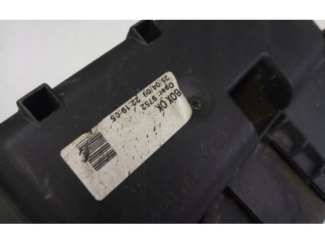 Блок предохранителей 13292736 Opel Meriva B