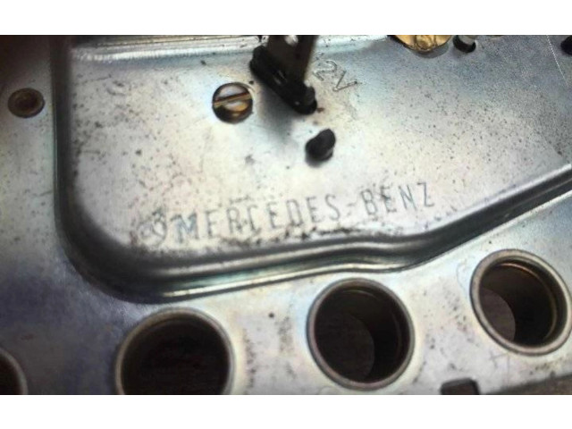 Přístrojová deska Mercedes-Benz E W124 1991