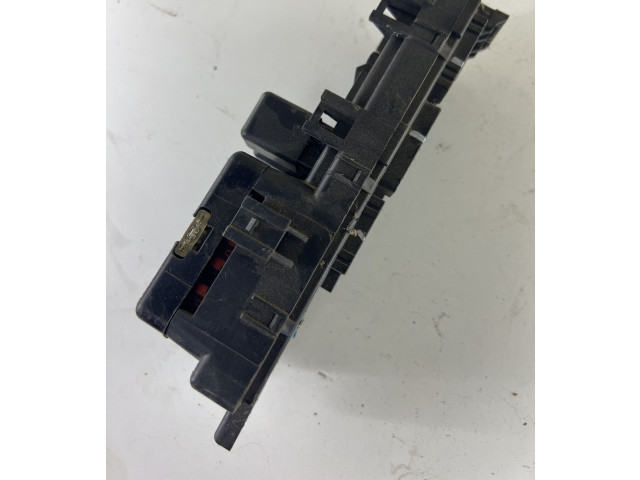   Pojistková skříňka MR142343   Mitsubishi Pajero 1997