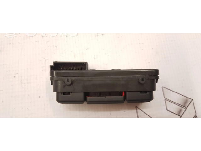 Кнопка крюка в багажнике