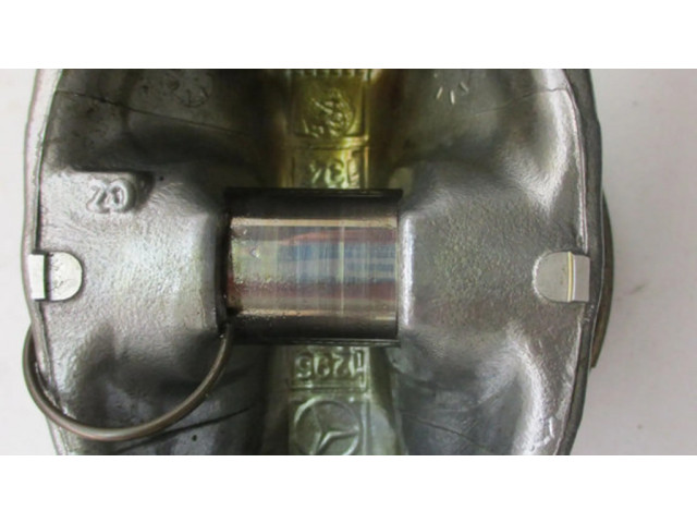 Píst 270920   Mercedes-Benz B W246 W242  pro benzínový / Газ motor 2.0 270.920 Benzinas-Dujos