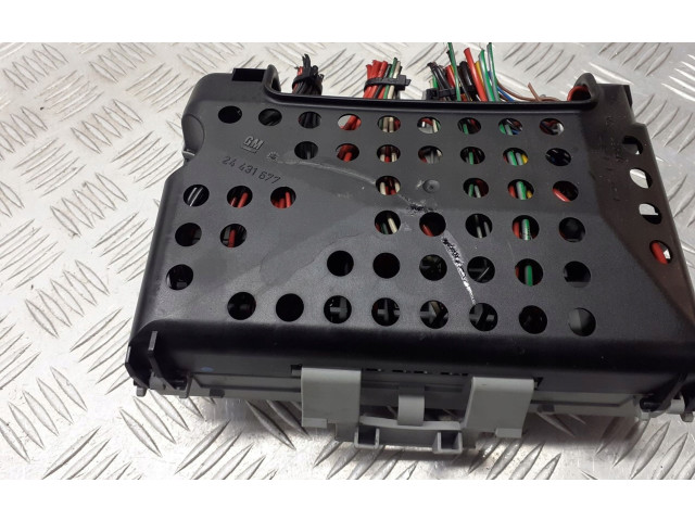 Pojistková skříňka 24412497 Opel Zfira A