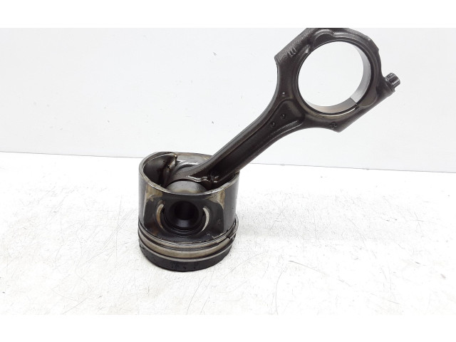 Поршень с шатуном D4204T5 82L175 Volvo S60