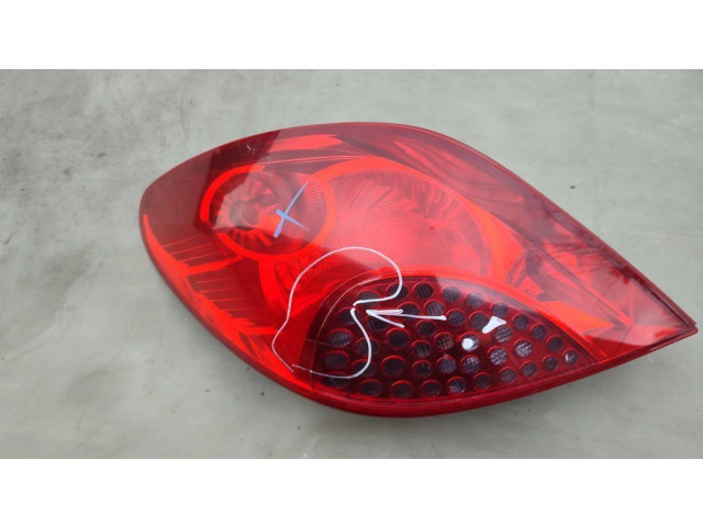 Задний фонарь в кузове