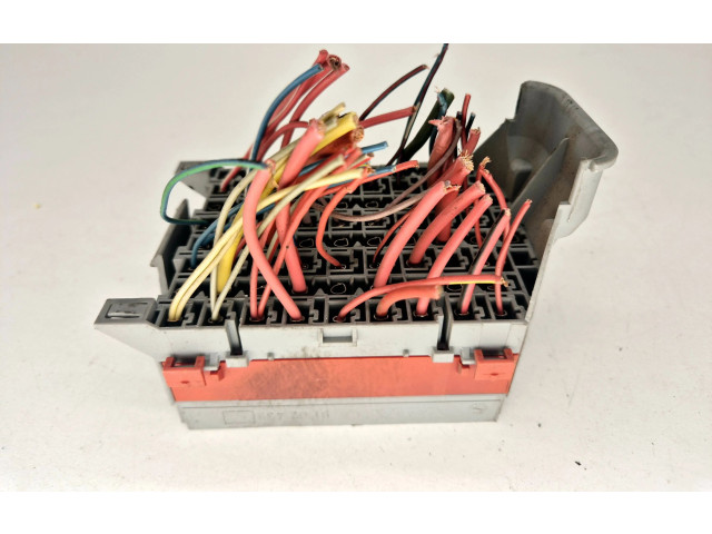 Блок предохранителей  9162439   Volvo V70    