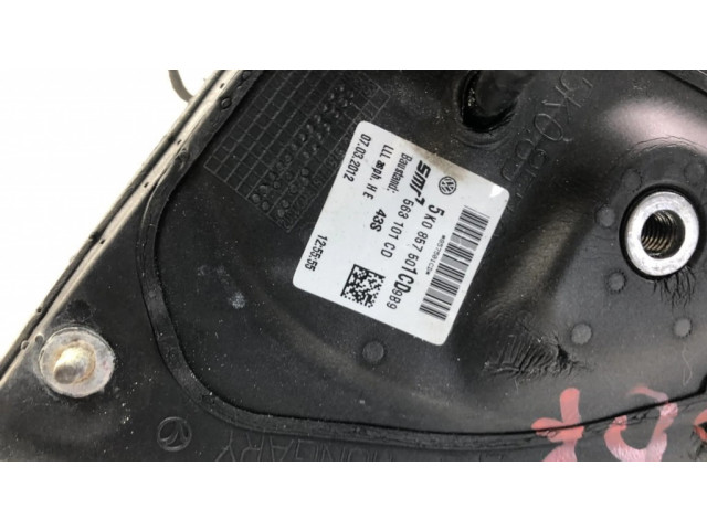 Боковое стекло в середине кузова