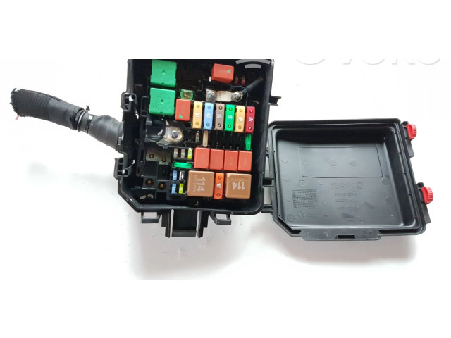 Блок предохранителей 9824510780, 9826717980 Peugeot 2008 II