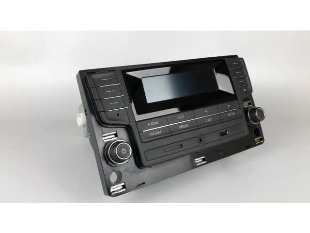 Радио/ проигрыватель CD/DVD / навигация