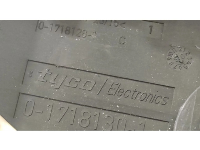 Pojistková skříňka Крышка ящика предохранителей 017181301   Audi A3 S3 8P 2006