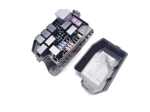 Блок предохранителей MR400709   Mitsubishi Outlander    