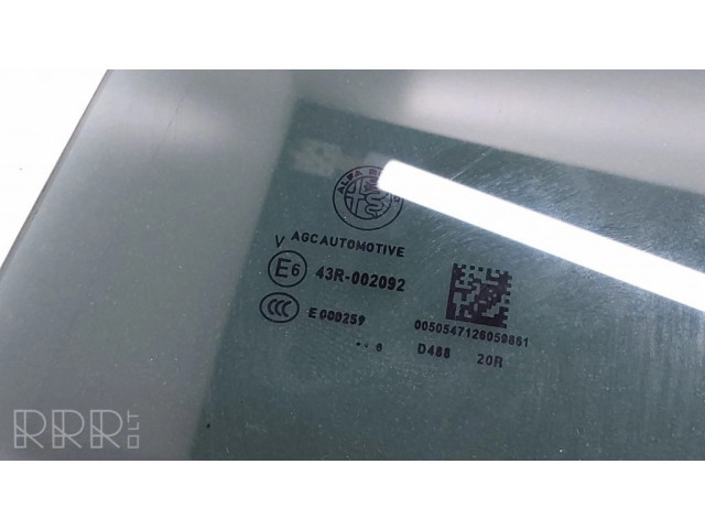 Основное стекло задних дверей