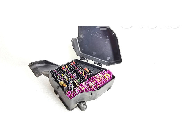 Блок предохранителей  8D1941824   Skoda Octavia Mk1 (1U)    