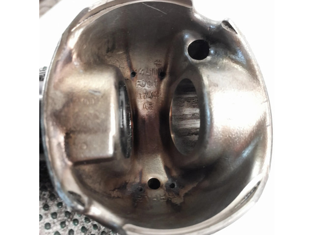 Píst 17484L110 BMW X5 F15 pro naftový motor 3.0