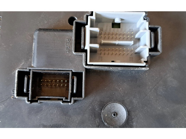 Блок предохранителей 30728512, 28017881   Volvo XC90    