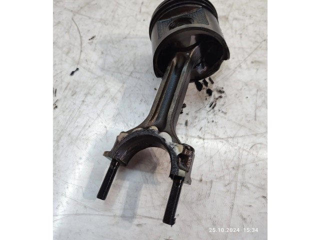 Píst    Nissan Navara D22     