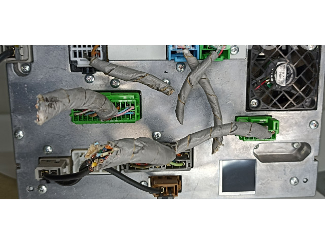 Радио/ проигрыватель CD/DVD / навигация