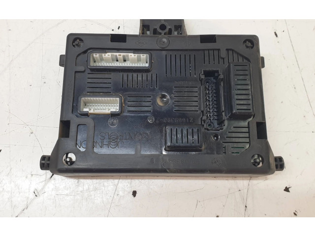 Блок предохранителей 8200652285B Renault Clio III